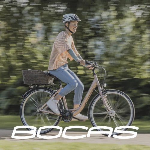 Eine Fahrradfahrerin auf einem Cityfahrrad von der Marke Bocas.