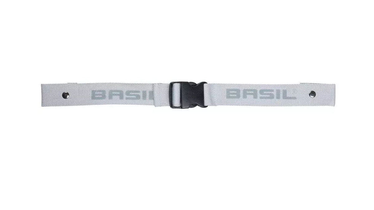 Der BASIL Spanngurt ist ein grauer, verstellbarer Gurt mit dem hellgrauen Schriftzug BASIL", einer schwarzen Kunststoffschnalle in der Mitte und zwei Metallnieten an jedem Ende - perfekt für die Befestigung von Gepäckstücken an Ihrem Fahrradkorb hinten.