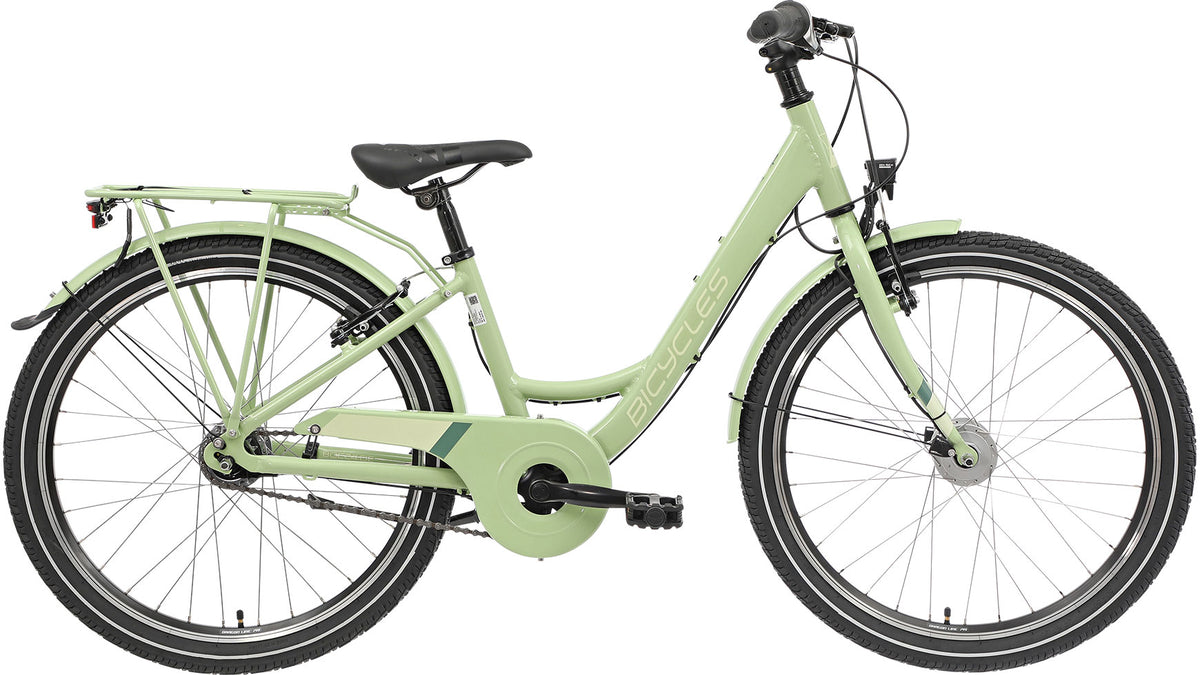 Ein hellgrünes BICYCLES Emily 24.7 Wave Citybike mit Aluminiumrahmen, Shimano Nexus 7-Gang, schwarzem Sattel, Gepäckträger, Schutzblechen und aufrechtem Lenker wird von der Seite vor einem weißen Hintergrund gezeigt.