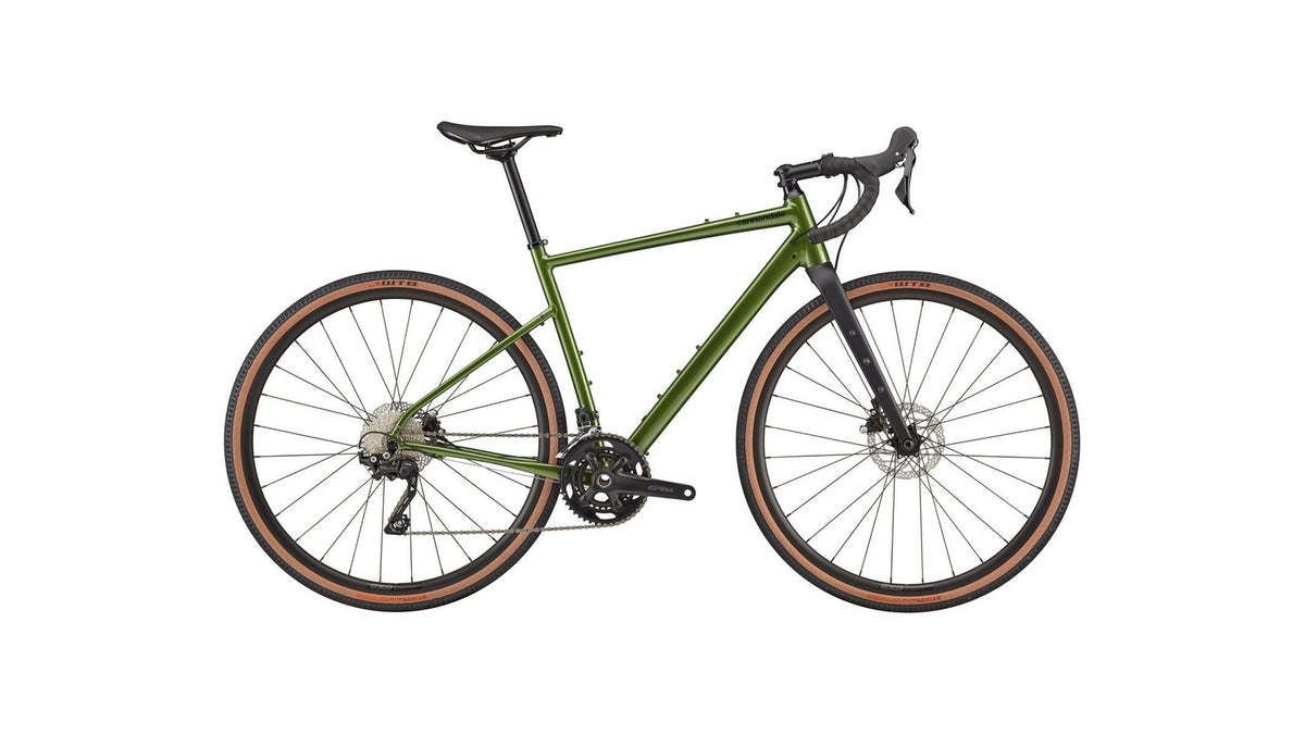 Ein grünes CANNONDALE Topstone 2 2x Gravelbike mit abfallendem Oberrohr, tiefem Lenker, schwarzer Gabel, Scheibenbremsen und hellbraunen Reifen ist seitlich vor einem weißen Hintergrund abgebildet - ideal für Gravel-Abenteuer und Bikepacking.