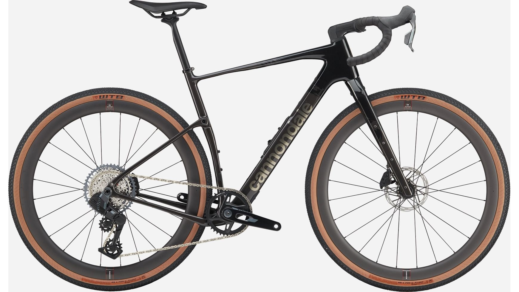Ein schwarzes CANNONDALE Topstone Crb 1 AXS Gravelbike mit Carbonrahmen, Drop-Lenker, Scheibenbremsen, hellbraunen Reifen, von der Seite auf weißem Hintergrund.