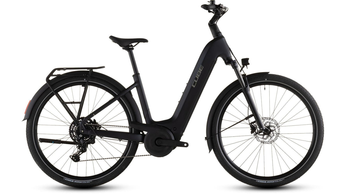 Das CUBE Touring Hybrid ONE 600 WA ist ein schwarzes Elektrofahrrad mit Durchstiegsrahmen, Bosch Performance-Motor, 600-Wh-Akku, Vorderradfederung, Gepäckträger, Schutzblechen und Scheibenbremsen, abgebildet auf weißem Hintergrund.