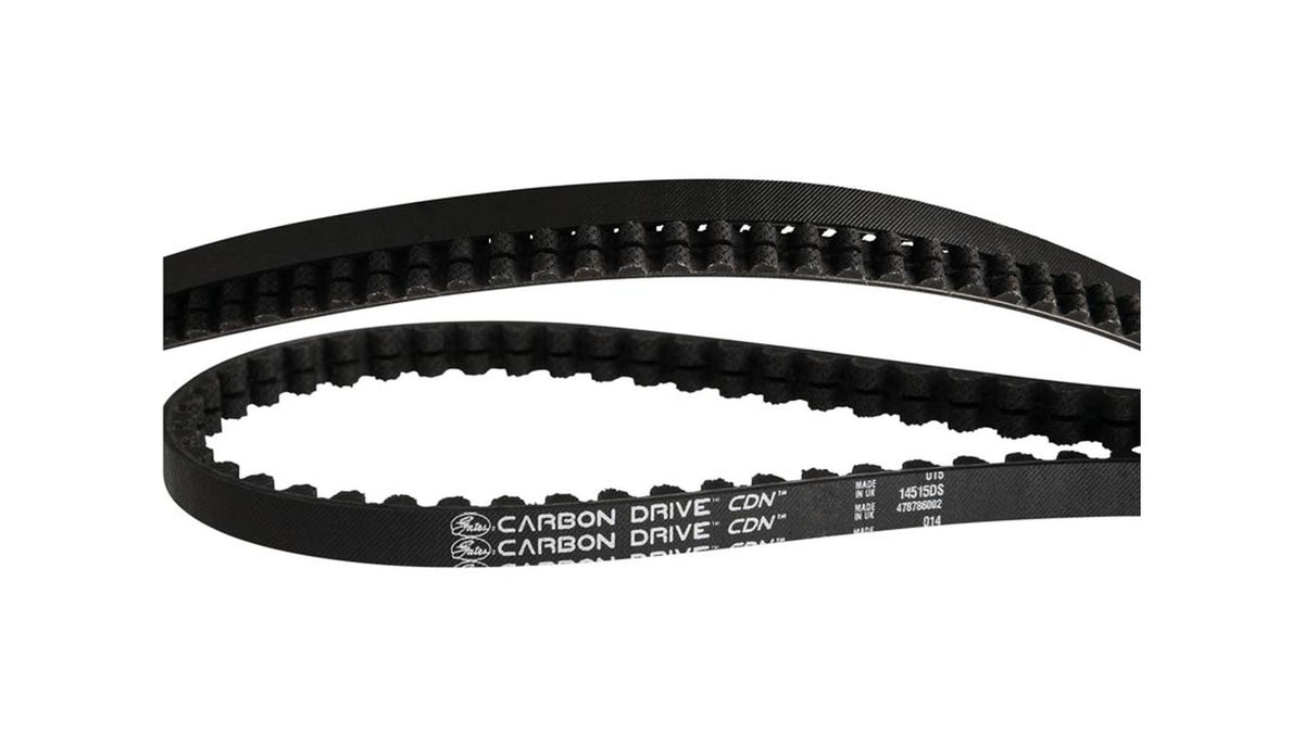 Eine Nahaufnahme eines schwarzen GATES CDN Zahnriemens 118Z / 1298mm mit gezackten Kanten und weißem Branding. Der Riemen ist abgewinkelt und teilweise auf einem weißen Hintergrund aufgewickelt.
