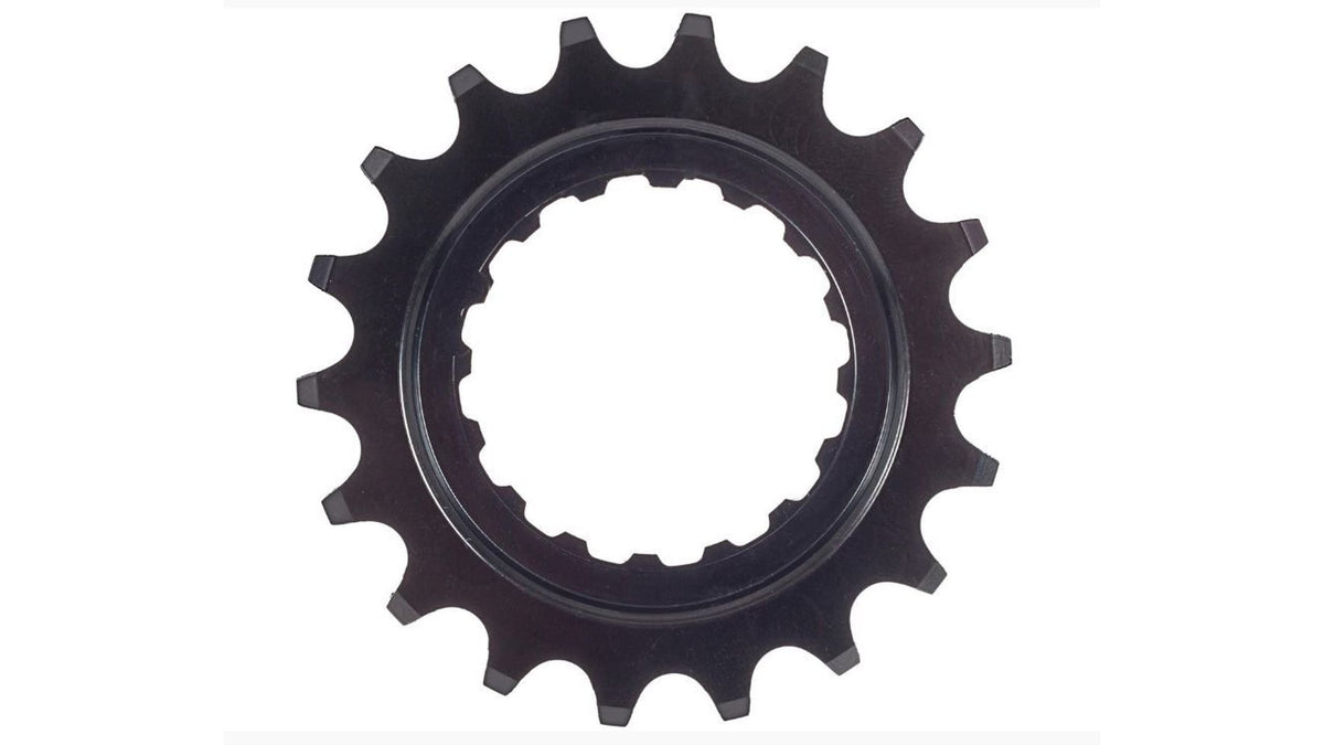Das HEBIE Motorritzel 18 Z. gekröpft ist ein schwarzes Metall-Fahrradritzel mit gleichmäßig angeordneten Zähnen und einem gekerbten kreisförmigen Mittelloch, kompatibel mit Bosch Gen II Antrieben, abgebildet auf weißem Hintergrund.