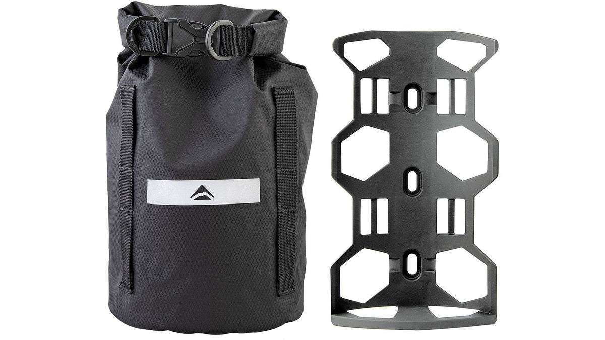 Die MERIDA Gravelcage inkl.. Tasche kombiniert eine schwarze, wasserabweisende Rolltop-Tasche mit einer robusten Halterung mit mehreren Aussparungen und Befestigungsschlitzen - perfekt für deine SILEX Schotterabenteuer.