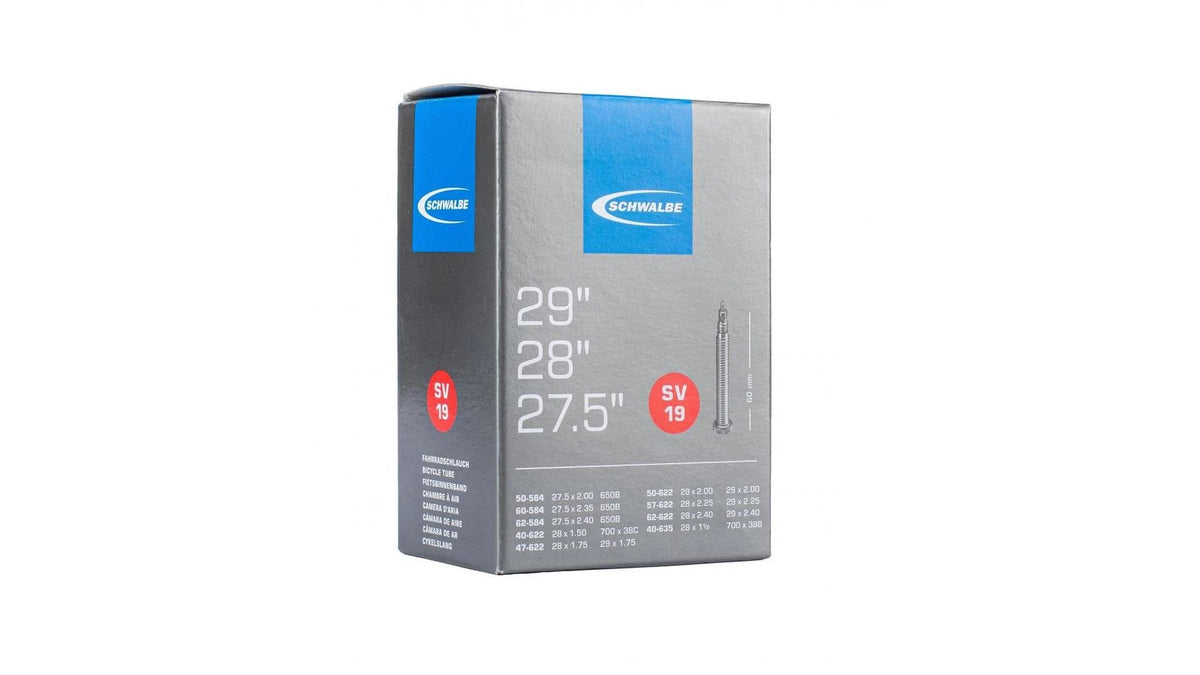 Eine graue SCHWALBE-Verpackung mit blauen Akzenten, auf der der Schwalbe Schlauch SV19 60 mm OEM-Fahrradschlauch abgebildet ist, mit den Größenangaben 29, 28 und 27,5 Zoll sowie einer kleinen Schlauchillustration auf der Vorderseite.
