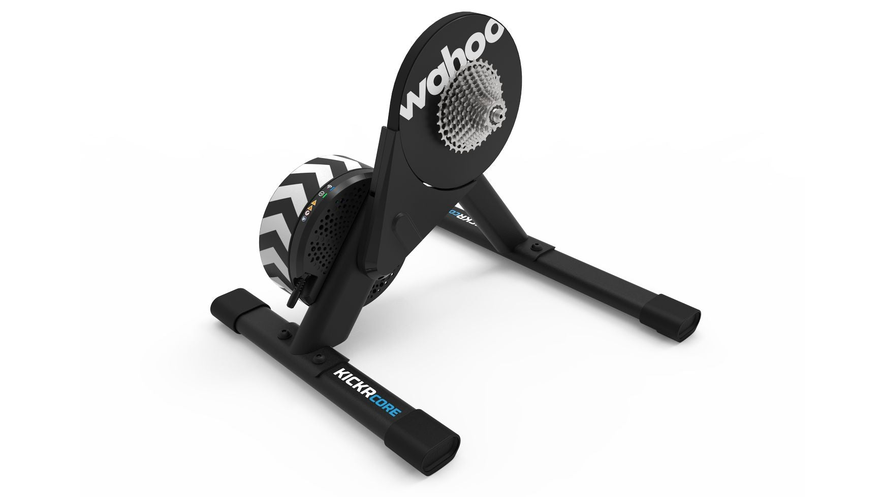 Der WAHOO KICKR CORE 2 inkl.. Cassette ist ein intelligenter Indoor-Bike-Trainer mit robustem schwarzem Rahmen, Schwungrad und Kassette, der für immersives Indoor-Cycling und virtuelles Training konzipiert ist.
