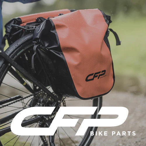 Seitenansicht einer Fahrrad-Packtasche von der Marke CFP an einem Trekking-Fahrrad.