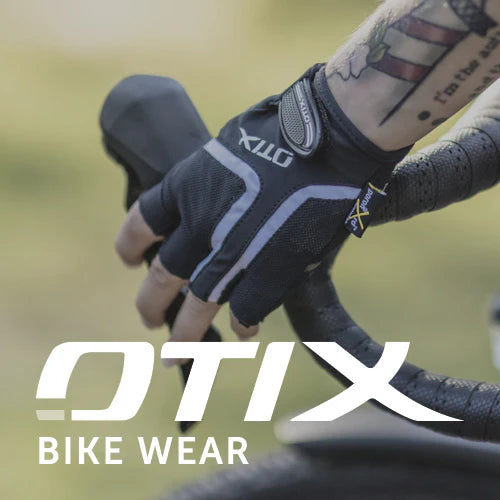 Fahrrad-Handschuhe von der Marke Otix vor einem Rennrad-Lenker.