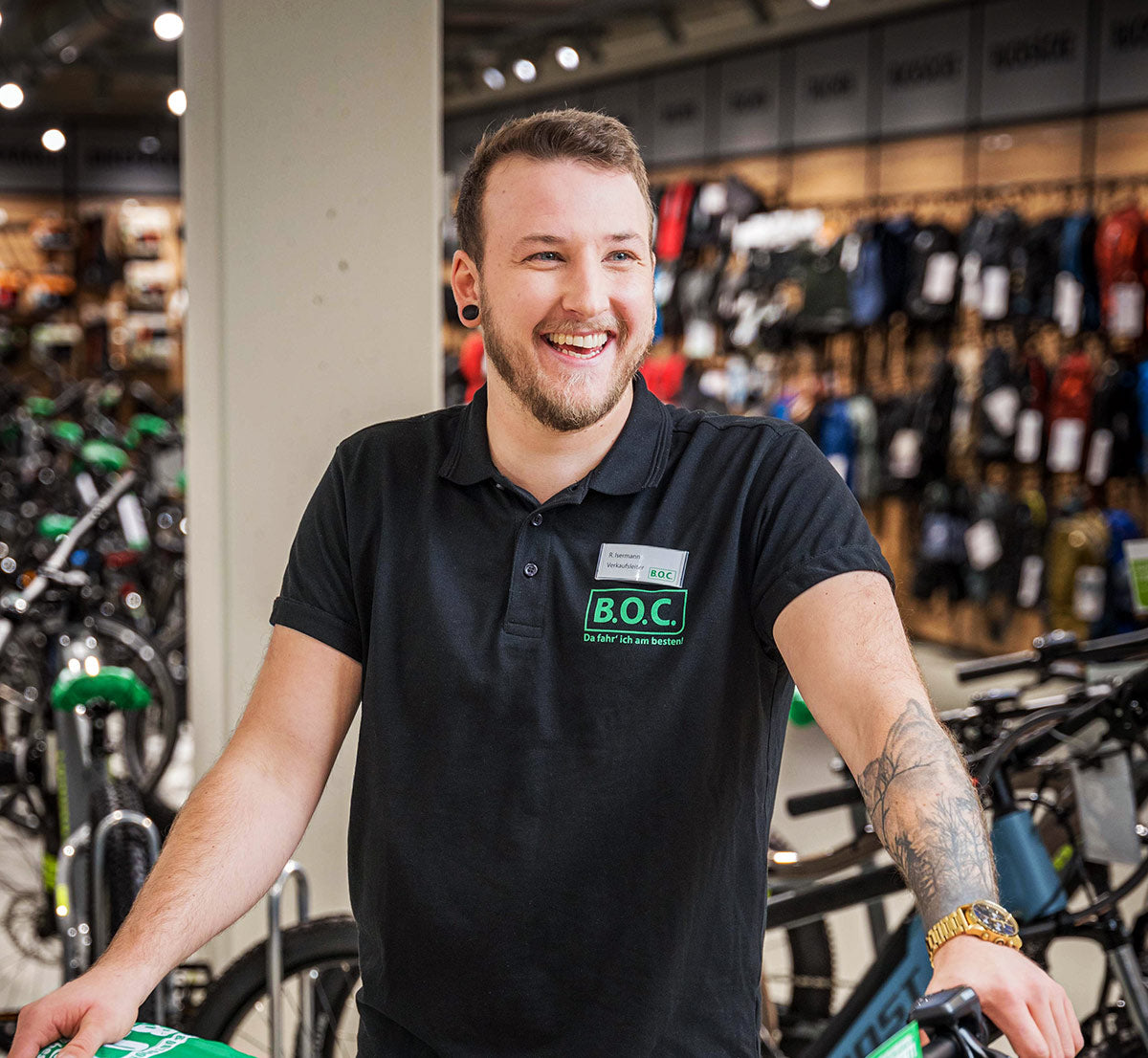 Ein Fachberater steht vor Fahrrädern in einer Filiale der Fahrrad-Filial-Kette B.O.C.