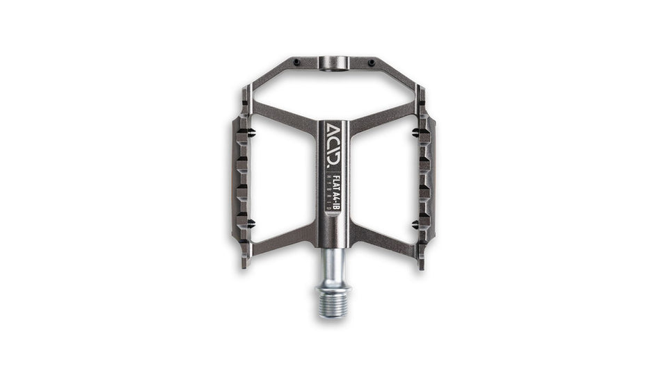 Das ACID FLAT A4-IB Hybrid Pedale von ACID ist ein schwarz-silbernes, flaches, rechteckiges Pedal mit Metallstiften, sichtbarer Achse und integrierten Reflektoren, das auf einem schlichten weißen Hintergrund steht.