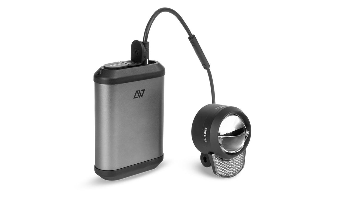 Die ACID PRO-E 150 PowerBank ist ein kompakter, rechteckiger Akku, der per Kabel mit dem ACID CUBE E-Bike Frontlicht verbunden wird und eine StVZO-zugelassene Beleuchtung mit reflektierender Oberfläche und Halterung für sichere Fahrten bietet.