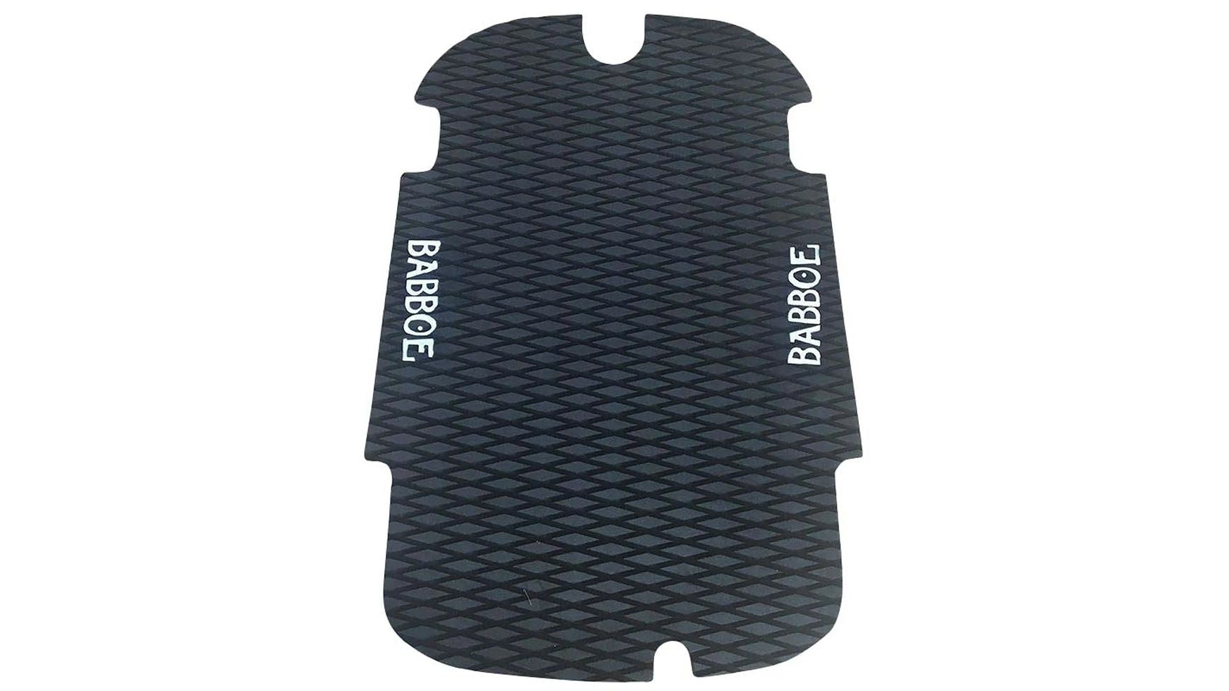 Die BABBOE Antirutschmatte Mini ist eine schwarze, strukturierte Gummimatte mit Rautenmuster und abgerundeten Kanten, die als Lastenrad-Zubehör für Ihr Mini konzipiert ist. Auf beiden Seiten ist der Schriftzug „BABBOE“ in Weiß aufgedruckt.