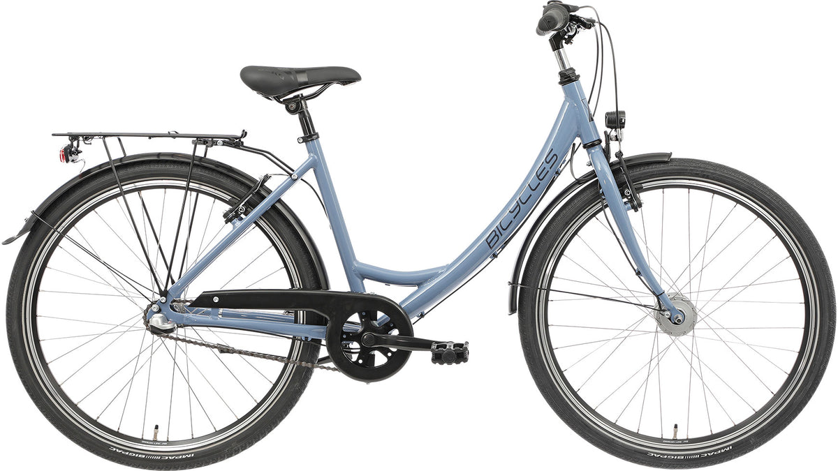 Das BICYCLES Emily 26.3 LTD Wave ist ein blaues Citybike mit einem Aluminium-Tiefrahmen, Shimano-Nabenschaltung, schwarzem Sattel, Schutzblechen, Gepäckträger, Ständer und aufrechtem Lenker, das hier von der Seite auf weißem Hintergrund abgebildet ist.