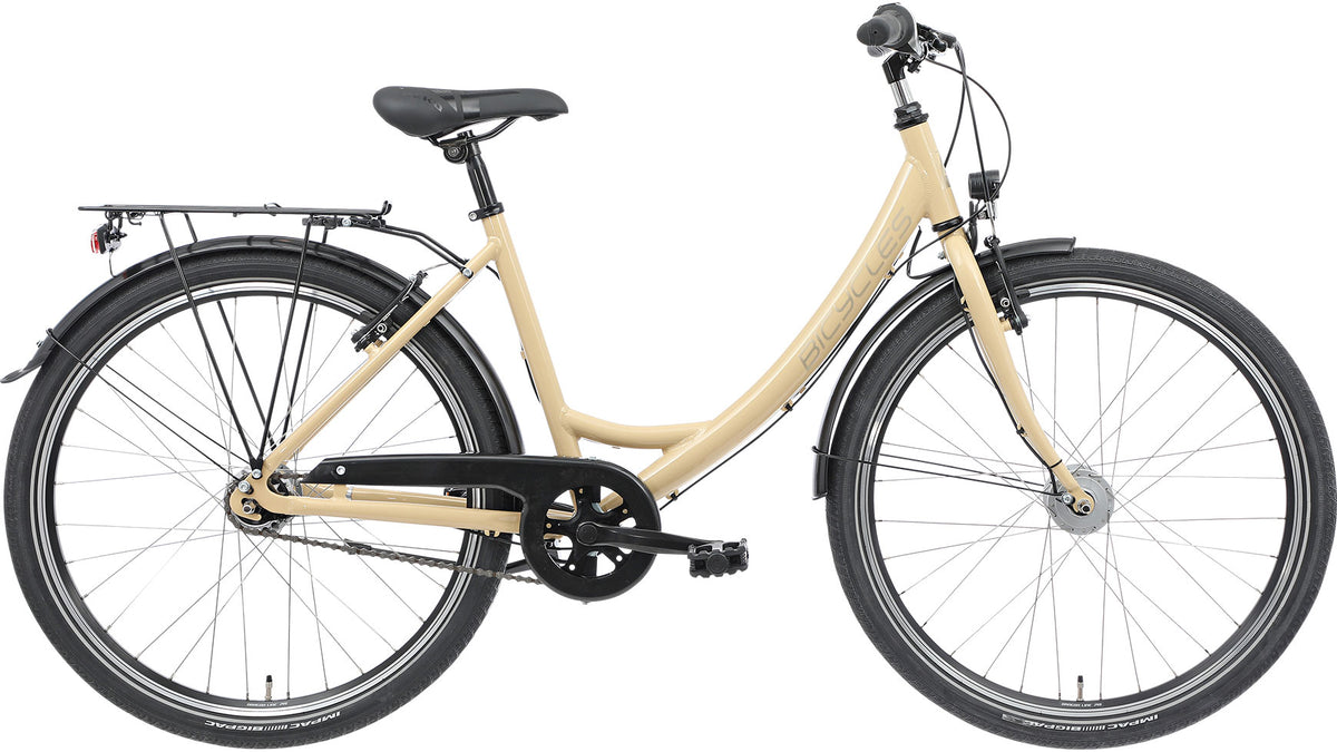 Das BICYCLES Emily 26.7 LTD Wave ist ein beiges Citybike mit tiefem Einstieg, einem Aluminiumrahmen, schwarzen Schutzblechen, einem Gepäckträger, einer Shimano-Nabenschaltung und einem Kettenschutz, das hier im Profil vor weißem Hintergrund abgebildet ist.
