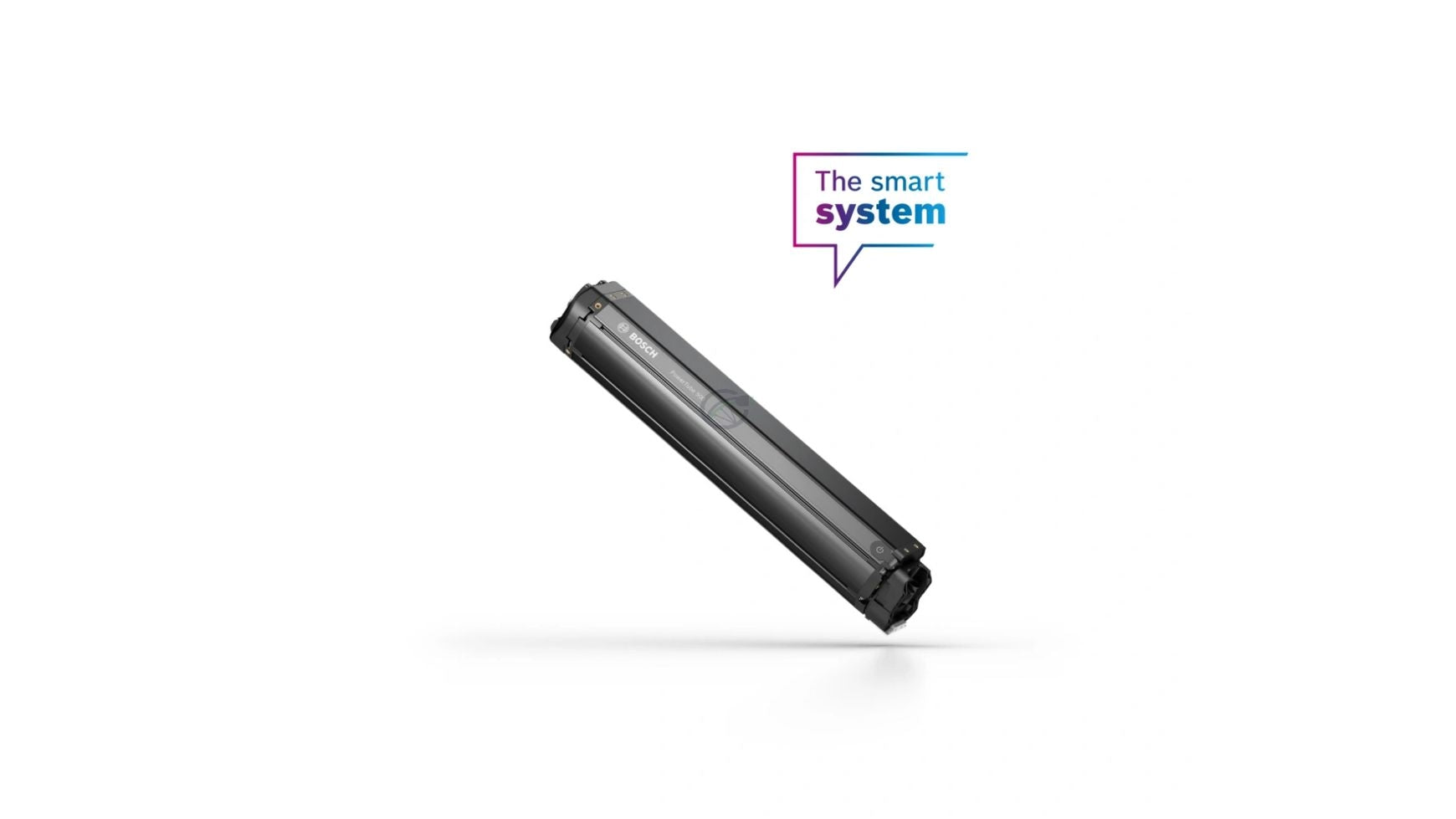 Eine Bosch PowerTube 500 horizontale (EU) Batterie ist diagonal auf einem weißen Hintergrund platziert. Darüber steht in einer Sprechblase "Das BOSCH Smart System" in lila und blauer Schrift.
