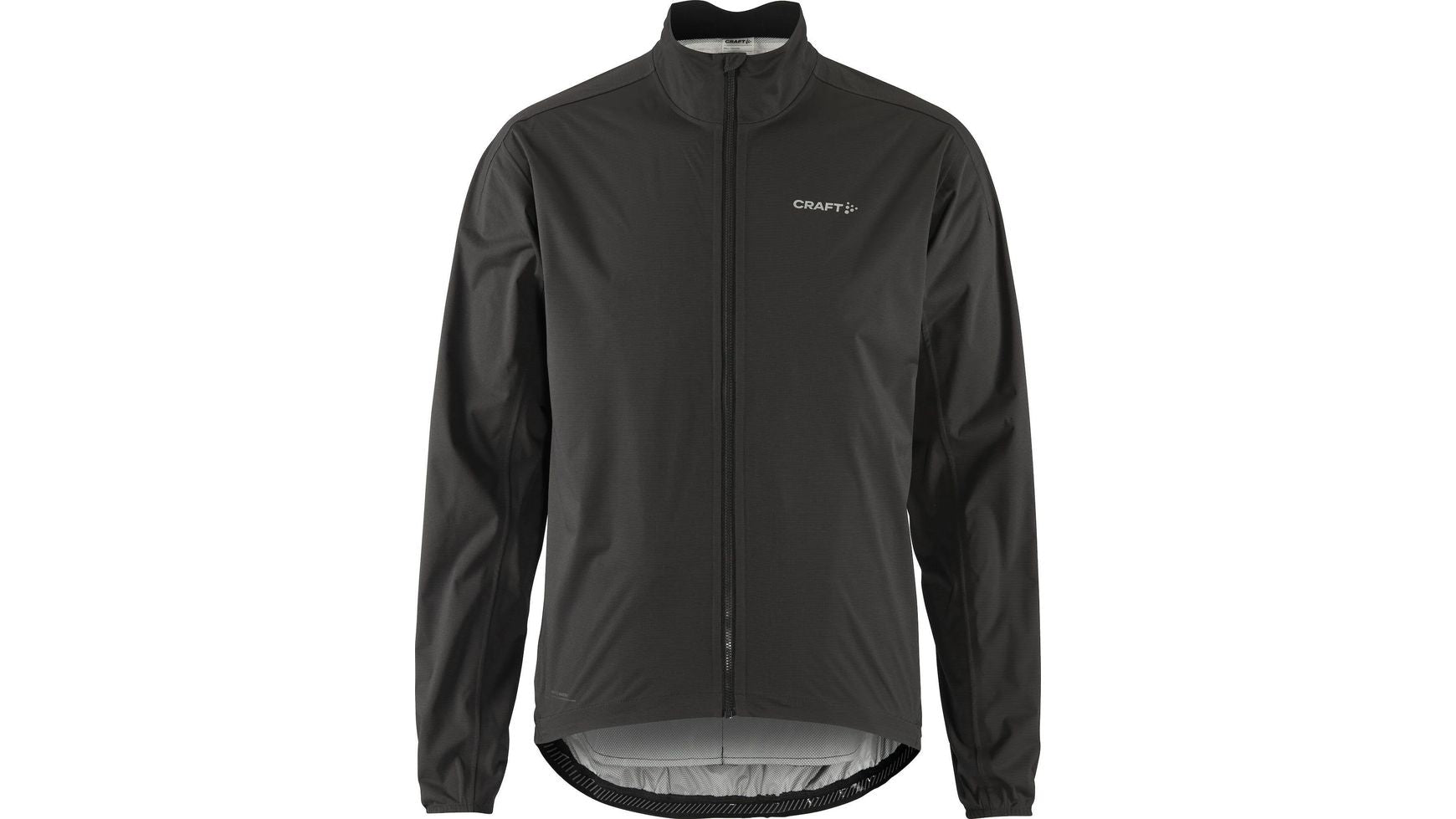 Die CRAFT ADV Hydro Jacket 2 M ist eine schwarze, winddichte Fahrradjacke mit langen Ärmeln, durchgehendem Frontreißverschluss, hohem Kragen, dezentem CRAFT-Logo auf der Brust, minimalistischem Design und verlängertem Rückensaum für zusätzliche Abdeckung.