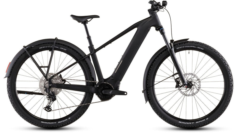 Das CUBE Reaction Hybrid Pro 800 FE E-Bike verfügt über dicke Stollenreifen, eine Vorderradfederung, Scheibenbremsen, einen eingebauten Akku, eine Shimano XT-Schaltung sowie Schutzbleche vorne und hinten. Abgebildet in Schwarz auf weißem Hintergrund.