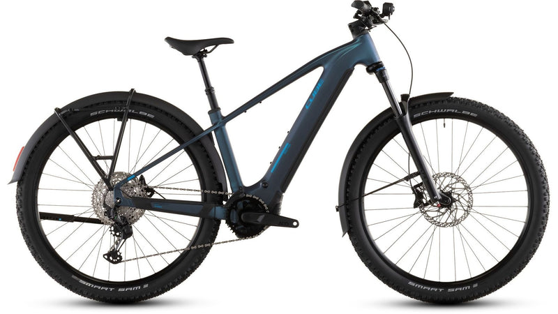 Das CUBE Reaction Hybrid Pro 800 FE ist ein modernes Elektro-Mountainbike mit einem mattblauen Rahmen, dicken Offroad-Reifen, Vorderradfederung, Scheibenbremsen, Schutzblechen, einem Unterrohr-Akku und einem leistungsstarken Bosch CX-Motor - von der Seite betrachtet.