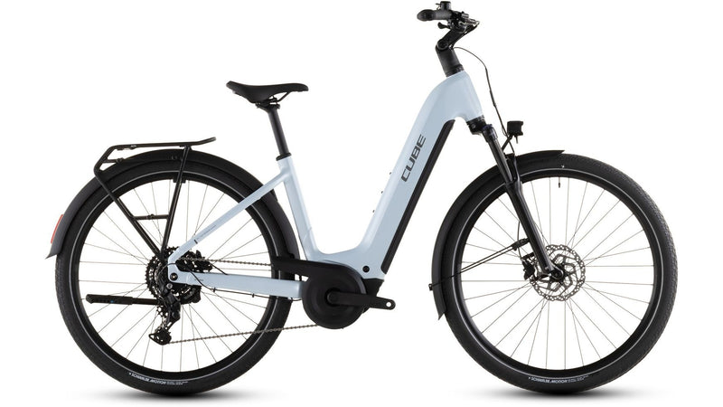 Das CUBE Touring Hybrid ONE 600 WA, ein modernes weißes E-Bike mit Durchstiegsrahmen, Bosch Performance-Motor, 600-Wh-Akku, schwarzen Schutzblechen, Gepäckträger und Scheibenbremsen, ist in der Seitenansicht auf einem schlichten weißen Hintergrund abgebildet.