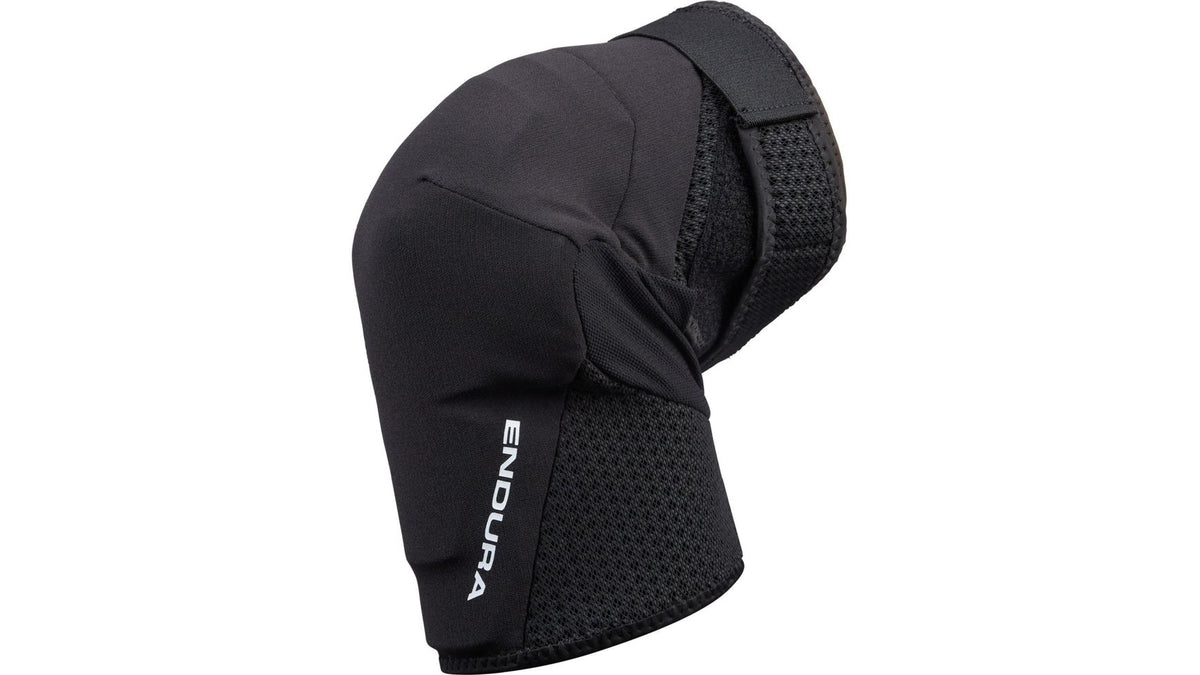 Die ENDURA Single Track Knee Pads verfügen über ein schwarzes, ergonomisch geschwungenes Design mit einem atmungsaktiven Netzeinsatz für optimalen Sportschutz. Das ENDURA-Logo befindet sich auf der Seite.