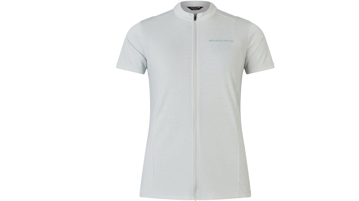 Das ENDURA Women's Loop S/S Zipped Jers ist ein tailliertes, kurzärmeliges, hellgraues Trikot mit durchgehendem Frontreißverschluss, dezentem Markenlogo auf der linken Brust und kleinem Stehkragen - konzipiert für optimale Performance auf dem Rad.