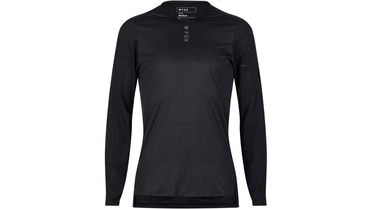 Das Fox FLEXAIR Pro LS Jersey von FOX ist ein schlichtes, schwarzes, langärmeliges Mountainbike-Shirt mit dezentem FOX-Logo und -Text auf der Brust und dem Kragen, dargestellt auf weißem Hintergrund.
