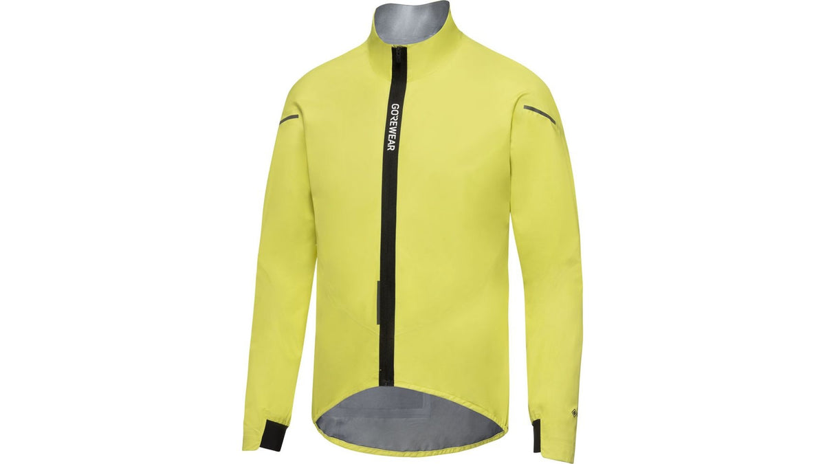 Die GORE SPINSHIFT GORE-TEX ist eine leuchtend gelbe, langärmelige Fahrradjacke mit einem dezentralen schwarzen Reißverschluss, reflektierenden Akzenten, hohem Kragen, verlängertem Rücken, Wetterschutz und "GORE WEAR" auf der Brust.