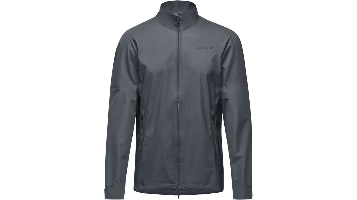 Die Gore Swiftride GTX Jacke von GORE ist eine dunkelgraue, leichte, minimalistische GORE-TEX Regenjacke mit langen Ärmeln, hohem Kragen, Frontreißverschluss und zwei Seitentaschen mit Reißverschluss. Keine sichtbaren Logos oder Muster.