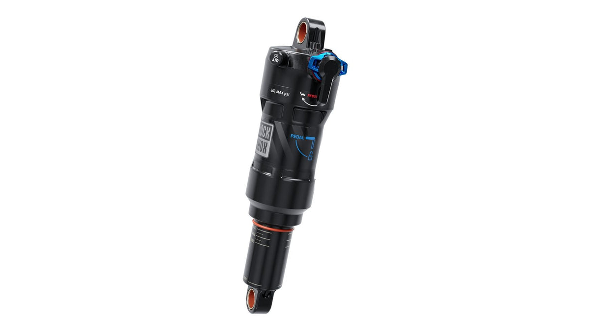 Ein schwarzer ROCK SHOX RockShox Deluxe Ultimate RCT MY23 Mountainbike-Dämpfer mit blauen und roten Einstellrädern und Luftfeder-Technologie, dargestellt auf weißem Hintergrund.