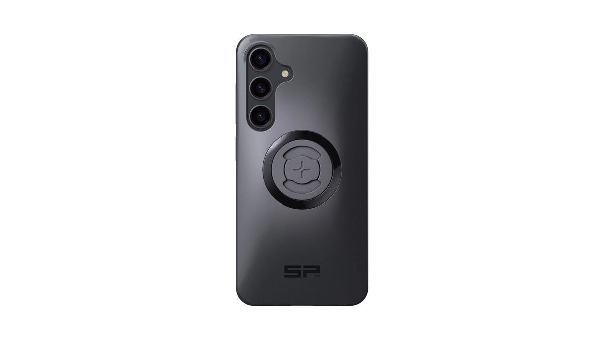 Ein schwarzes SP CONNECT SP Phone Case SPC+ ist an einem Samsung S24 angebracht und zeigt drei rückwärtige Kameras und eine kreisförmige MagSafe-kompatible Halterung in der Mitte der Rückseite, mit einem minimalistischen Design und dem SP-Logo an der Unterseite.