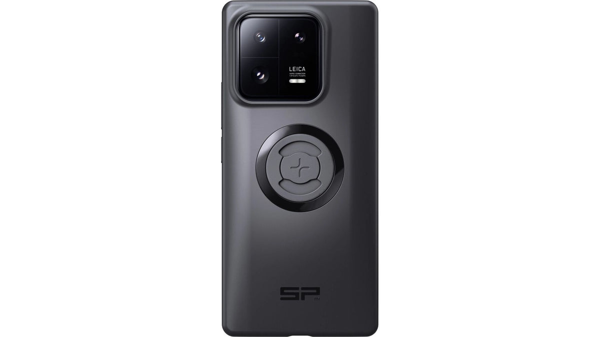 Ein schwarzes SP CONNECT SP Phone Case SPC+ für das Xiaomi 13 Pro, MagSafe-kompatibel, von hinten mit einem großen quadratischen Kameramodul mit vier Linsen, einem zentralen runden Design und dem SP-Branding im unteren Bereich.