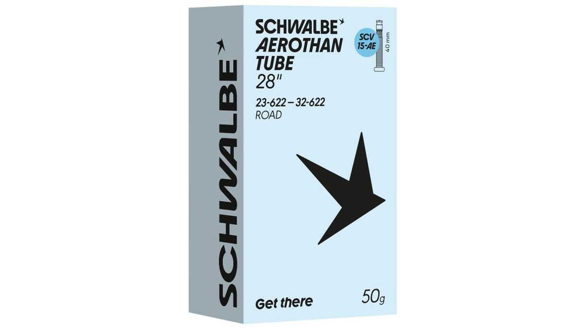 Hellblaue, rechteckige Verpackung des ultraleichten SCHWALBE Aerothan SCV15-AE 28"-Fahrradschlauchs für 28"-Rennräder (23-622 bis 32-622) mit einem Gewicht von 50 g, auf der Vorderseite und an der Seite mit einem großen schwarzen Pfeil und fettgedrucktem Text versehen.