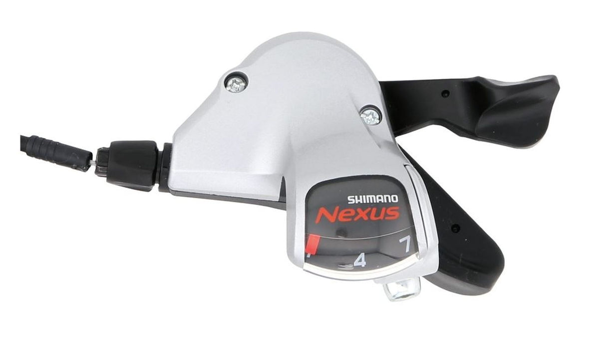 Silberner SHIMANO Shimano Nexus SL-7S50 7-Gang-Nabenschalter mit schwarzem Drehgriff und einer Anzeige mit den Zahlen 4 und 7, mit sichtbaren Schrauben und einem auf der linken Seite angeschlossenen Kabel.