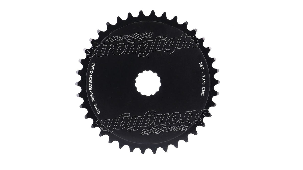 Das STRONGLIGHT Bosch Gen.3 38 Z. DM ist ein schwarzes Kettenblatt mit gleichmäßigen Zahnabständen, einer Direct-Mount-System-Bohrung und dem Schriftzug Stronglight" in silberner Schrift - kompatibel mit Bosch Gen.3 Motoren.