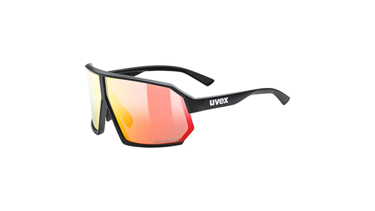Die Sportsonnenbrille UVEX Sportstyle 237 CV hat einen schwarzen Rahmen und große, eckige Gläser mit rot-oranger uvex colorvision Tönung auf weißem Grund.