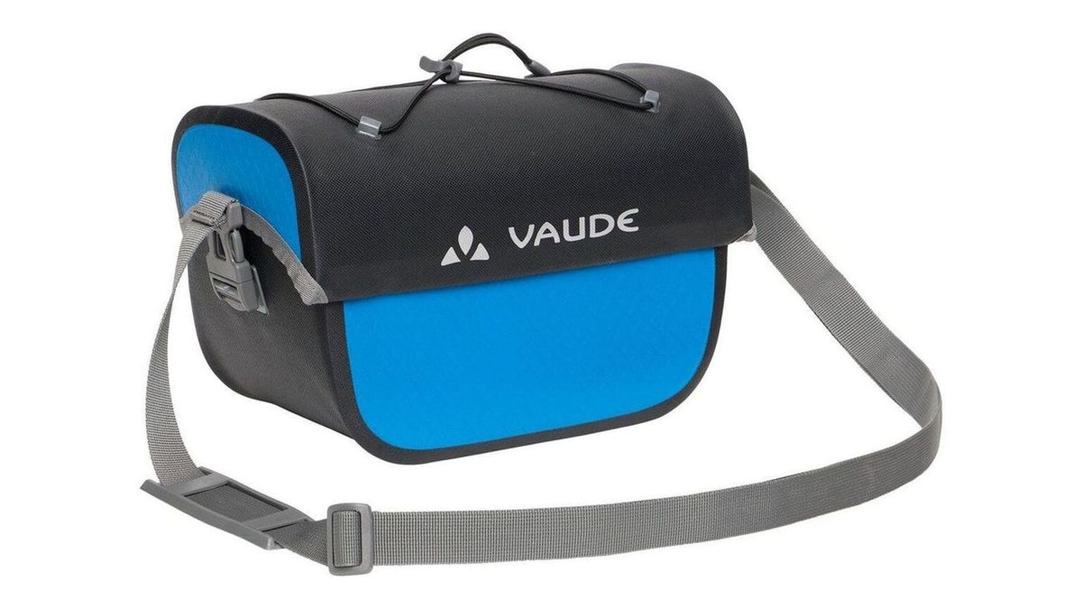 Eine VAUDE Aqua Box 4 Lenkertasche Bikepacking Umhängetasche in blau und schwarz mit grauem, verstellbarem Gurt, seitlicher Schnalle und oberem Gummizug, abgebildet vor weißem Hintergrund.