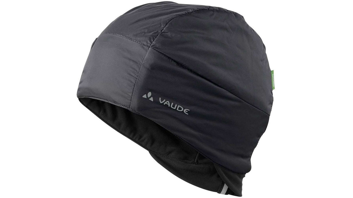Schwarze VAUDE Bike Warm Cap Plus mit Ohrenschützern, von der Seite gesehen. Diese isolierte Mütze trägt das VAUDE-Logo auf der Außenschicht und ist somit ideal für Fahrten bei kaltem Wetter.