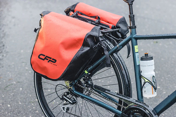 Trekkingfahrrad mit Packtaschen und Trinkflasche